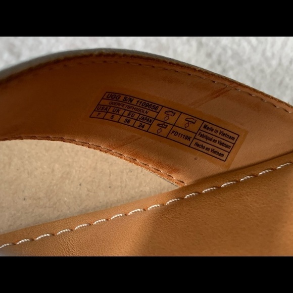 UGG TUOLUMNE  Silver Leather Sandal, size 7 - Picture 9 of 15